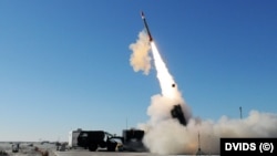 شلیک یک موشک پدافندی پاترویت PAC-3 در جریان یک رزمایش موشکی