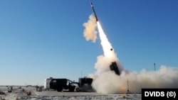 "Patriot" PAC-3 tutucu raketinin buraxılışı
