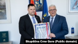 Poslanik Nove srpske demokratije Marko Kovačević sa stranačkim kolegom, predsjednikom Skupštine Andrijom Mandićem u Nikšiću, mart 2024.