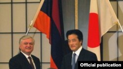 Armenia -- Foreign Ministers Katsuya Okada (L) of Japan and Edward Nalbandian of Armenia sign agreements in Tokyo on November 25, 2009.