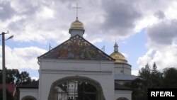Гошівський монастир готується до коронування ікони, вхід у монастир. Серпень 2009 р.