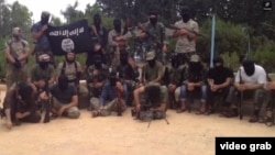 Скриншот видео, размещенного в Сети группировкой "Исламское государство". Персонажи видеоролика - предположительно выходцы из Таджикистана.