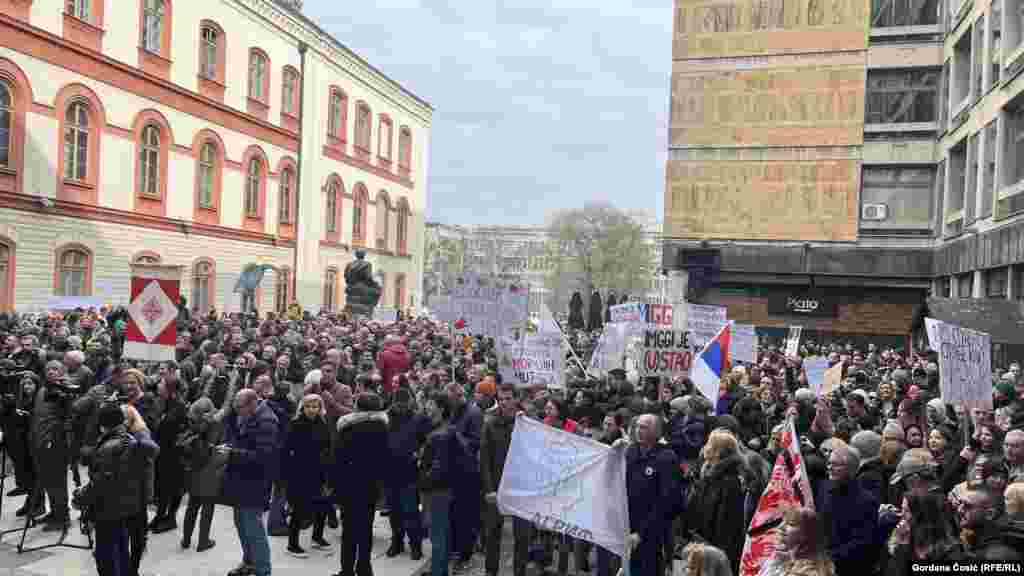 Stojeći solidarno uz svoje studente, zahtevaju, kao i oni, političku i krivičnu odgovornost zbog stradanja 15 ljudi u padu betonske nadstrešnice Železničke stanice u Novom Sadu.