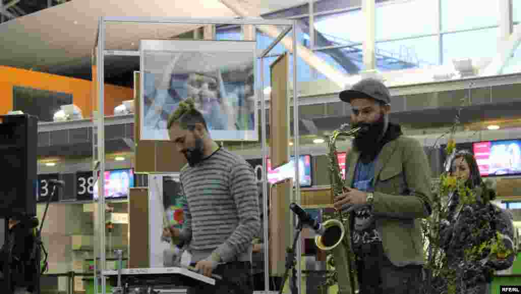 Группа &laquo;Сон совы&raquo; развлекала гостей выставки инструментальной музыкой.