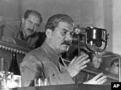 Йосип Сталін, генеральний секретар Комуністичної партії Радянського Союзу, представляє проєкт нової радянської конституції. Москва, Кремль, 1936 рік