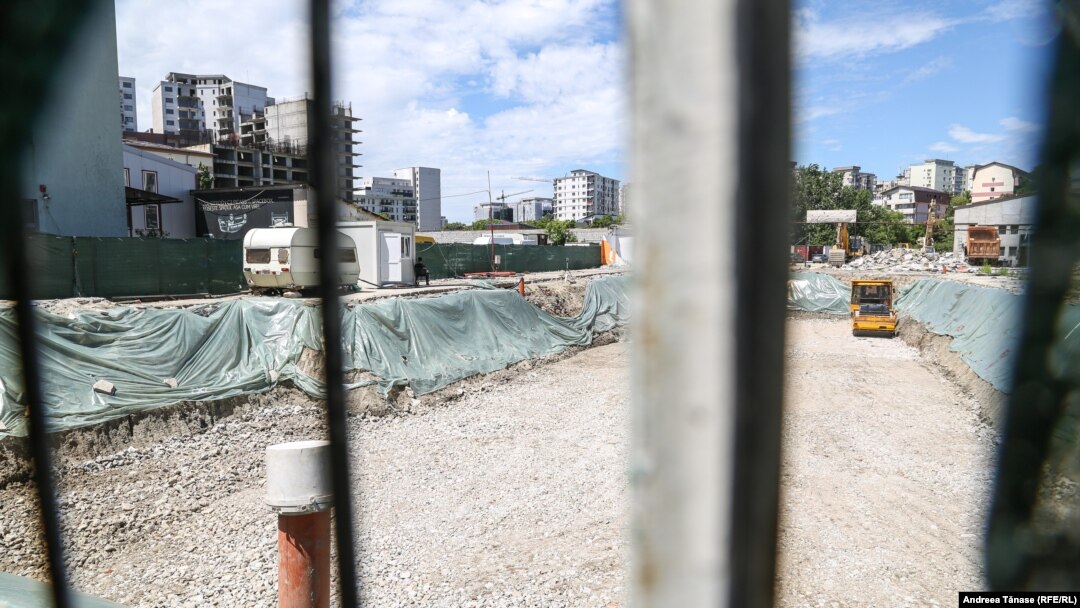 Marile orașe din România și, în special, Bucureștiul sunt scena unor tunuri imobiliare de proporții. Fenomenul a proliferat din cauza numărului mare de terenuri fără proprietari cerți.