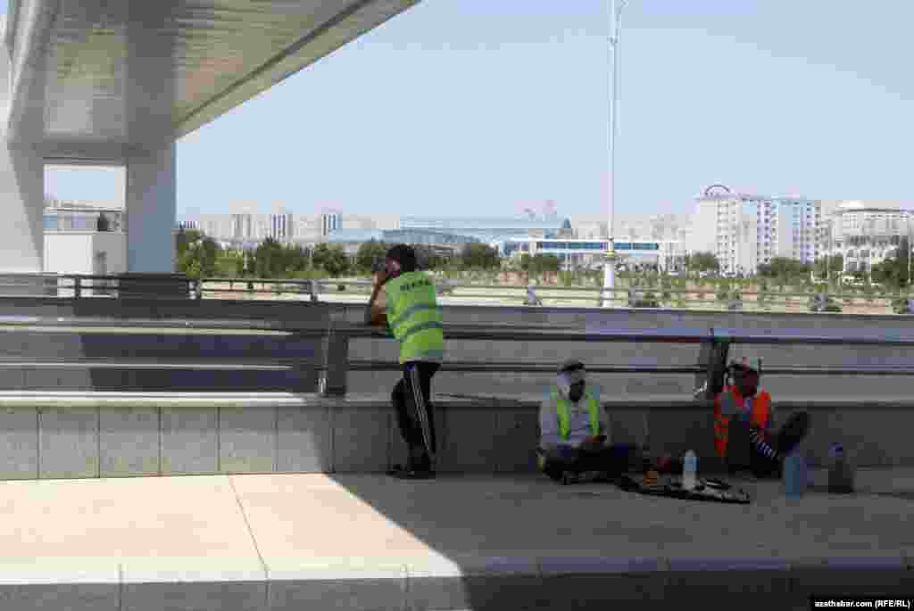 Köçe abatlaýan işçiler yssysydan goranyp, çaý içýärler.