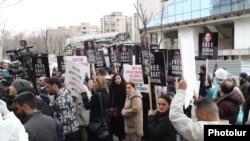 Armenia- A demonstration in support of Ruben Vardanyan and other prisoners held in Azerbaijan outside the Red Cross office in Yerevan, March 3, 2025.