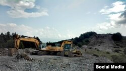 Градежна механизација во Парк-шумата Водно каде е планирано да се изгради гасовод. Фотографии од фејсбук страната на иницијативата „Го сакам Водно“. 