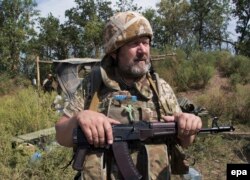 Militar ucrainean la un checkpoint in apropiere de Mariupol.