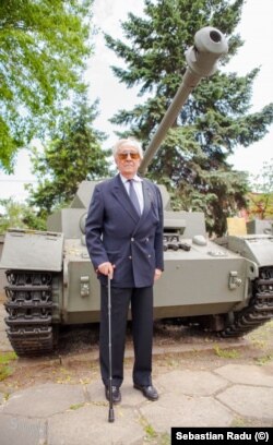 Mircea Carp, la 91 de ani, veteran de război, în 2015, la Muzeul de Istorie din București lângă un tank T4, asemănător cu cele folosite la București-Otopeni în 1944-1945 (fotografie de la Muzeul de Istorie Nationala Bucuresti, fotograf Sebastian Radu)