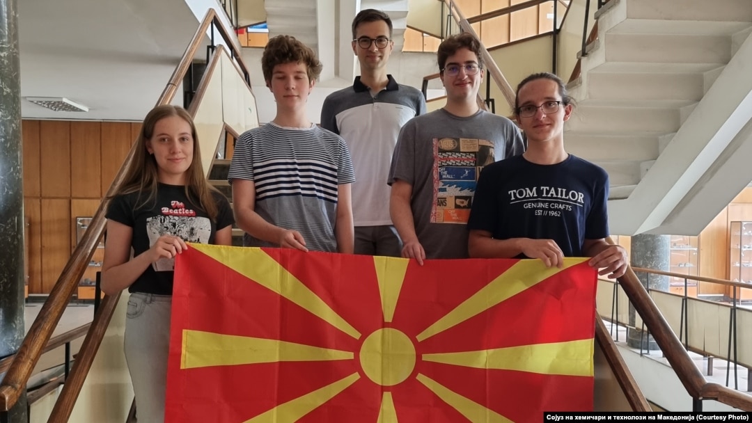 Македонските учесници на Олимпијадата по хемија, заедно со професорот Буклески