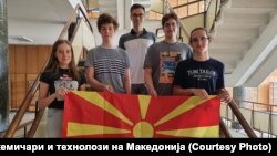 Македонските учесници на Олимпијадата по хемија, заедно со професорот Буклески