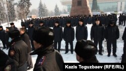 Митингіге жиналғандарды бақылап тұрған полиция. Алматы, 28 қаңтар, 2012 жыл.