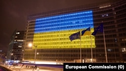Сградата на Европейската комисия в Брюксел в цветовете на украинското знаме. 23 февруари 2026 г.