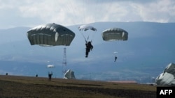 Militari americani la aplicații NATO în apropiere de satul Novo-Sello, Kosovo, 26 februarie 2015