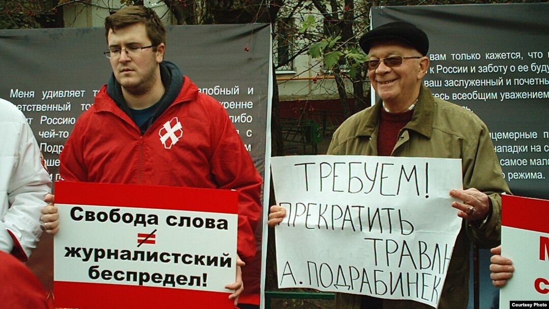 Излюбленное оружие "Наших" - пикеты и уличные демонстрации.