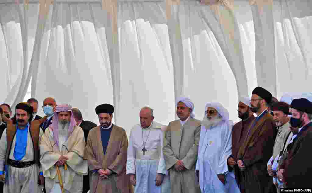 Папа Франциск в оточенні релігійних діячів під час міжконфесійної зустрічі в стародавньому місті Ур у південній іракській провінції Ді-Кар