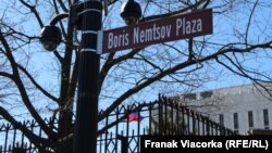 Табличка с указателем Boris Nemzov Plaza у территории посольства России в США. Вашингтон, 27 февраля 2018 года.