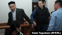 Фигуранты дела «джихадистов» Кенжебек Абишев (слева) и Алмат Жумагулов, которых внесли в список казахстанских политзаключенных, в суде, где их обвиняют в «пропаганде терроризма». Они отвергли обвинения. Алматы, 26 сентября 2018 года.