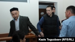 Кенжебек Абишев (слева) и Алмат Жумагулов, обвиняемые по «делу джихадистов», в зале суда. Алматы, сентябрь 2018 года.