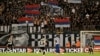 Slika osuđenog ratnog zločinca Ratka Mladića koju su postavili navijači beogradskog kluba Partizan na utakmici s OFK Beograd, 31. april 2026.
