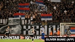 Slika osuđenog ratnog zločinca Ratka Mladića koju su postavili navijači beogradskog kluba Partizan na utakmici s OFK Beograd, 31. april 2026.