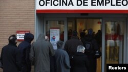 Red ispred biroa za zapošljavanje u Madridu