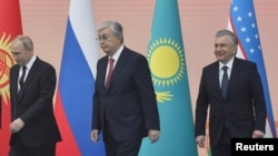 Президент России Владимир Путин, президент Казахстана Касым-Жомарт Токаев, президент Узбекистана Шавкат Мирзиёев на саммите «Центральная Азия — Россия» в Астане осенью 2022 года