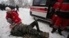 Медики оказывают помощь пострадавшему у здания Верховнвой Рады в Киеве, 3 марта 2018 года 