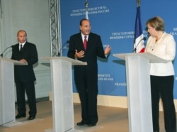 Лидеры России, Франции и Германии - Владимир Путин, Жак Ширак и Ангела Меркель - на переговорах в Компьене (Франция), 2006 год