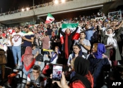 حضور گزینشی زنان ایرانی به ورزشگاه‌ آزادی که تحت فشار فیفا صورت گرفت.