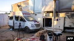 Vozilo medijskog tima u centralnom delu Pojasa Gaze posle izraelskog napada u kojem su, prema Civilnoj odbrani Gaze, ubijene najmanje dve osobe, od kojih je jedna bila novinar, 19. oktobar 2025.