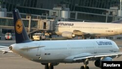 Авиони на германската компанија Луфтханса на аеродромот во Брисел

