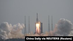 Raketa koja nosi modul laboratorije Mengtian za kinesku svemirsku stanicu Tiangong, polijeće sa kosmodroma u provinciji Hainan, 31. oktobar 2022. 
