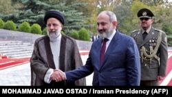 Президент Ирана Сейед Эбрахим Раиси приветствует премьер-министра Армении Никола Пашиняна в Тегеране, 1 ноября 2022 г․