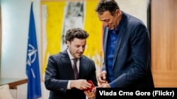 "Velika nam je čast i zadovoljstvo što imamo priliku crnogorski pasoš uručiti legendi svjetske košarke, kakav je Vlade Divac", istakao je Abazović