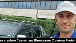 Волонтери ввозять на потреби ЗСУ сотні автівок. Святослав Літинський щотижня 20 годин присвячує волонтерській діяльності 