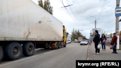 Грузовики на дорогах Керчи после взрыва на Керченском мосту, октябрь 2022 года