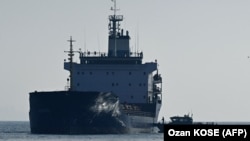 Një anije mallrash, e mbushur me drithëra ukrainase, duke hyrë në portin e Bosforit. Tetor, 2022.