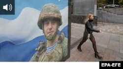 Плакат в центре Москвы с призывом поступать на военную службу 
