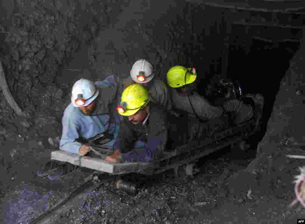 АВГАНИСТАН -&nbsp;Најмалку 10 Аганистанци загинаа, а осум се повредени во сообраќајна несреќа на 15 март во северната авганистанска провинција Тахар. Станува збор за вработени рудари кои патувале кон работа во рудникот за ископ на злато. Локалната полиција соопшти дека пикапот што ги превезувал работниците до рудникот излетал од патот и се превртел во областа Анџир во областа Чах Аб. Според медицинските извештаи дел од повредените се во критична здравствена состојба.