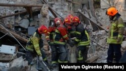 Спасители изнасят тялото на убита жена от една от разрушените сгради в Николаев