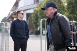 23 августа, Евгений Пригожин (справа) на прощании с Дарьей Дугиной