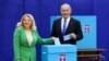 Биньямин Нетаньяху с супругой голосуют на парламентских выборах в Израиле, 1 ноября 2022 года 