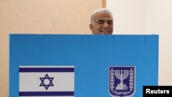 Прем’єр-міністр Ізраїлю Яір Лапід усміхається, голосуючи на виборчій дільниці, 1 листопада 2022 року
