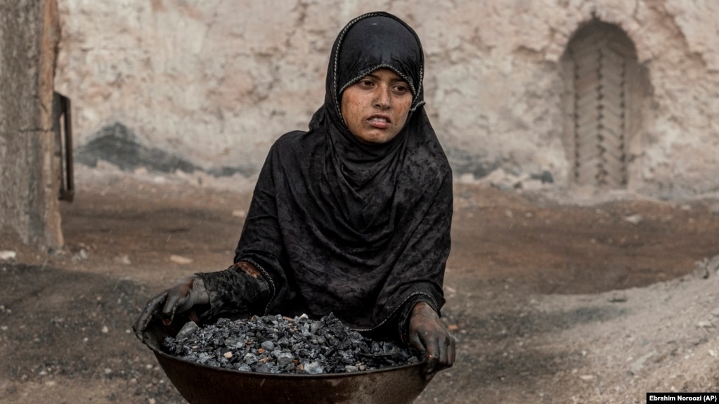 Sondazhi i Save the Children vuri në dukje se situata për vajzat është veçanërisht shqetësuese. Vajzat kanë më shumë se dy herë gjasa më të mëdha që të jenë jashtë shkollës dhe gati dy herë më shumë të ngjarë të shkojnë në shtrat të uritura në krahasim me djemtë.