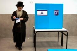 Ортодоксальный израильтянин на избирательном участке в Тель-Авиве. 1 ноября 2022 года