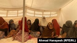 تعدادی از زنان و دختران بیجا شده که در یکی از کمپ های ولایت پروان زنده گی می کنند