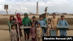 کودکانی که در افغانستان به دلیل مشکلات اقتصادی خانواده ها مجبور هستند کار کنند